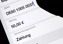 Viele Menschen erledigen Bankgesch&auml;fte am Smartphone oder am heimischen Computer. (Symbolbild) - &copy; Monika Skolimowska/dpa-Zentralbild/dpa