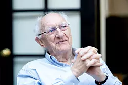 John Clarke sitzt in seinem Haus in Berkeley. - &copy; Noah Berger/AP/dpa