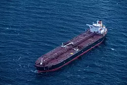 Der Tanker «Eventin» ist eines der Schiffe, gegen die bereits EU-Sanktionen gelten. (Archivbild) - © Stefan Sauer/dpa