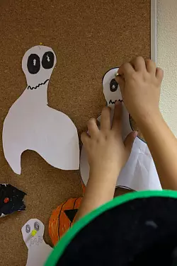 Kaputte Papierdekorationen werden im Altpapier entsorgt. - © Silvia Marks/dpa-tmn