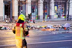 Tr&uuml;mmer liegen auf Stra&szlig;e vor dem Hotel, in dem sich das Aquarium befindet. - &copy; Christoph Soeder/dpa
