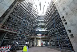 Das Areal der geplanten Klinik ist so groß wie 112 Fußballfelder. - © Boris Roessler/dpa