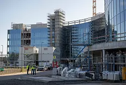 Das Krankenhaus steht unweit des US-Stützpunkts Ramstein. - © Boris Roessler/dpa