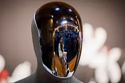 Tesla-Chef Elon Musk sagt vorher, dass es auf der Welt mehr Roboter als Menschen geben werde. - &copy; Christoph Soeder/dpa