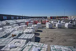 Humanitäre Hilfsgüter am Grenzübergang zwischen Israel und dem Gazastreifen. - © Ohad Zwigenberg/AP/dpa