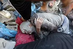 Palästinenser nach dem Angriff auf Gebäude im Flüchtlingsviertel Al-Bureidsch. - © Moiz Salhi/APA Images via ZUMA Press Wire/dpa