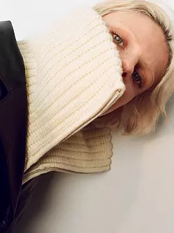 Der Trend geht zu auffälligen und vielseitigen Kragen, wie zu sehen bei dem Rippstrick Cardigan von Arket (ca. 99 Euro). - © Arket/dpa-tmn