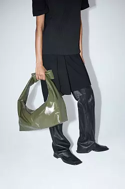 Metallicstoffe und Folieneffekte, wie bei der Tasche von Liebeskind Berlin, bilden einen spannenden Kontrast zu Casual Looks und werten das Outfit einfach auf (ca. 200 Euro). - © Shauna Summers/Liebeskind Berlin/dpa-tmn
