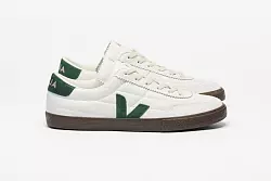 Während vor Kurzem noch Chunky Sneaker, also die mit XL-Sohle im Trend lagen, wird es jetzt dünn, schmal und fast schon futuristisch. Wie die Torpedo-Sneaker von Veja (ca. 140 Euro). - © Veja/dpa-tmn