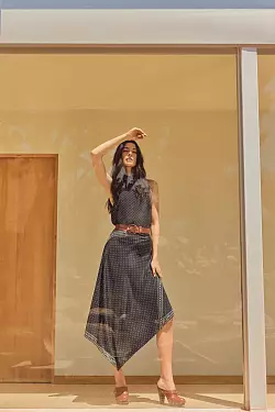 Polka Dots, wie auf dem Outfit von Veronica Beard, sind auch im Herbst und Winter 2025 ein angesagter Modetrend. Das verspielte Muster, das schon im Sommer beliebt war, bleibt uns auch in der kälteren Jahreszeit erhalten und erlebt ein regelrechtes Comeback (Neckholder-Top ca. 348 Euro, Rock ca. 548 Euro, Gürtel ca. 175 Euro, Clogs ca. 440 Euro). - © Veronica Beard/dpa-tmn