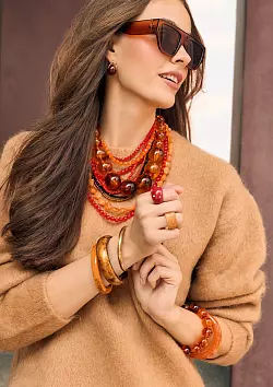 Armreifen sind in der Wintersaison ein angesagtes Schmuckstück. Besonders auffällige und klobige Armreifen sind im Trend und werden gerne mit mehreren Armbändern kombiniert (Armreifen zwischen ca. 13-18 Euro, Ketten zwischen 15-25 Euro). - © Bijou Brigitte/dpa-tmn