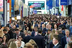 Beim Wirtschaftsforum will Russland den Eindruck widerlegen, dass es international isoliert sei. - © Dmitri Lovetsky/AP/dpa