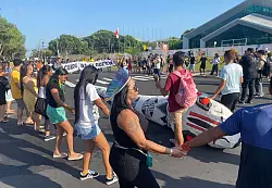 Aktivisten tanzen, um anl&auml;sslich der Weltklimakonferenz #COP30 zu protestieren. - &copy; Torsten Holtz/dpa