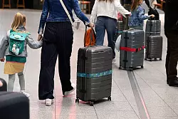 Wer schulpflichtige Kinder hat, ist f&uuml;r das Reisen an Ferienzeiten gebunden. (Symbolbild) - &copy; Roberto Pfeil/dpa