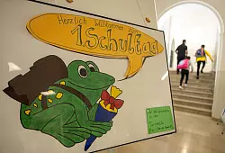 Zum Schulanfang kommen nicht immer alle Kinder zur&uuml;ck in die Schule - manche strecken ihre Ferienzeit durch Krankmeldung. (Symbolbild) - &copy; Peter Kneffel/dpa