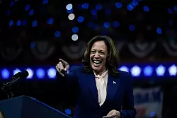 Harris versucht es im Wahlkampf mit etwas neuer Leichtigkeit. - &copy; Matt Rourke/AP/dpa