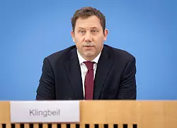 Das Bundesfinanzministerium hat den mittelfristigen finanzpolitisch-strukturellen Plan im Juli in Br&uuml;ssel eingereicht. - &copy; Soeren Stache/dpa