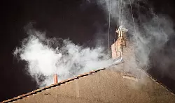 Steigt weißer Rauch auf, ist klar: Es gibt einen neuen Papst. (Archivbild) - © picture alliance / dpa