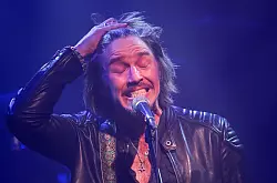 Die Kette mit dem Davidstern-Anh&auml;nger trug Gil Ofarim auch beim Comeback-Konzert. - &copy; Bernd Thissen/dpa