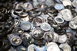 Gemessen an der Zahl der Transaktionen ist Bargeld noch immer die beliebteste Zahlungsart. (Symbolbild) - © Marijan Murat/dpa