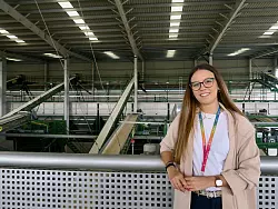 Pilar Gutiérrez gibt Einblicke in die Olivenölproduktion bei der Kooperative Picualia in Bailén. - © Daniela David/dpa-tmn