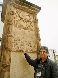 Stadtchronist Pedro Ramos erzählt in La Carolina über die Geschichte der deutschen Siedler. - © Daniela David/dpa-tmn