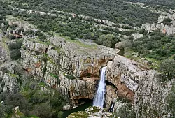 Der Wasserfall Cascada de la Cimbarra bei Aldeaquemada: Der Ort ist ein guter Ausgangspunkt für Wandertouren durch die Sierra Morena. - © Daniela David/dpa-tmn