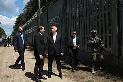 Polens hat seine Grenze zu Belarus mit einem hohen Metallzaun befestigt. - © Artur Reszko/PAP/dpa