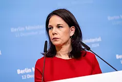 Außenministerin Baerbock fordert harte Sicherheitsgarantien für die Ukraine. - © Fabian Sommer/dpa