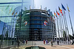 Im Europaparlament in Straßburg wird in der kommenden Woche über den Misstrauensantrag abgestimmt werden. (Archivbild) - © Philipp von Ditfurth/dpa