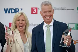 Das RTL-Moderatoren-Duo aus Ulrike von der Groeben und Peter Kloeppel wurde für ihre langjährige journalistische Arbeit von 1992-2024 mit dem Preis ausgezeichnet. - © Henning Kaiser/dpa