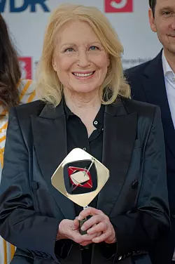 Die Schauspielerin Maren Kroymann konnte sich schon zum vierten Mal über die TV-Auszeichnung freuen. - © Henning Kaiser/dpa