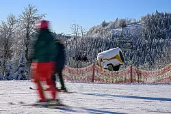 Selbst Skilifte ohne Schneekanonen k&ouml;nnen im Moment &ouml;ffnen. - &copy; Wolf von Dewitz/dpa