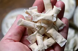 Eine Handvoll Nikotinbeutel. - &copy; Robert Michael/dpa