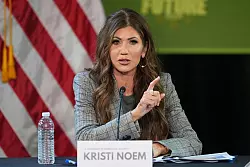 Das beste Weihnachtsgeschenk sei f&uuml;r &laquo;illegale Ausl&auml;nder&raquo; die Selbstabschiebung, wirbt US-Heimatschutzministerin Kristi Noem. - &copy; Paul Sancya/AP/dpa