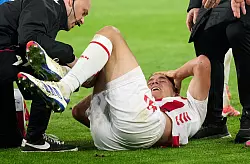 Der K&ouml;lner Timo H&uuml;bers verletzte sich schwer am Knie und wird monatelang ausfallen. - &copy; Bernd Thissen/dpa