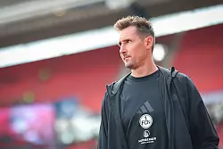 Unter Trainer Miroslav Klose als ehemaligem Weltklasse-Stürmer kann Stepanow reifen. - © Daniel Karmann/dpa