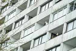 Ermittler untersuchen einen Balkon des Hochhauses. - © Jonas Walzberg/dpa