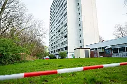 Nach dem tödlichen Sturz eines Jugendlichen aus einem Hochhaus hat die Polizei Absperrband angebracht. - © Jonas Walzberg/dpa