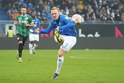 Darmstadts Torj&auml;ger Isac Lidberg beim Schussversuch gegen M&uuml;nster - &copy; Marc Sch&uuml;ler/dpa