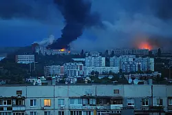 Russland hat die ostukrainische Stadt Charkiw an diesem Wochenende mit den schlimmsten Luftangriffen seit Kriegsbeginn &uuml;berzogen. - &copy; Anatolii Lysianskyi/AP/dpa