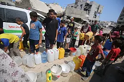 Im Gazastreifen fehlt es den Menschen an allem - selbst um Wasser m&uuml;ssen sie sich anstellen. - &copy; Omar Ashtawy/APA Images via ZUMA Press Wire/dpa