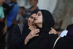 Trotz teilweiser humanit&auml;rer Feuerpause greift Israel weiter im Gazastreifen an - in den Krankenh&auml;usern trauern die Angeh&ouml;rigen um ihre Toten. - &copy; Omar Ashtawy/APA Images via ZUMA Press Wire/dpa