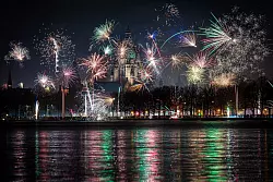 «Menschen wollen zum Jahreswechsel sichtbar und gemeinsam feiern – sicher, legal und rücksichtsvoll», sagt der Pyrotechnik-Verband. (Archivbild) - © Moritz Frankenberg/dpa