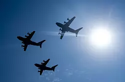 Bei einer Flugvorführung sind drei Airbus-Transportflugzeuge vom Typ A400M am Himmel zu sehen. - © Stefan Sauer/dpa