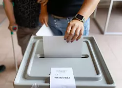 Bis 18.00 Uhr konnten W&auml;hlerinnen und W&auml;hler ihr Kreuzchen machen. - &copy; Michael Reichel/dpa