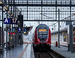 Alle Züge waren wieder über die Hauptstrecke - letzte Einschränkungen sollen zum 24. Dezember auslaufen. - © Andreas Arnold/dpa