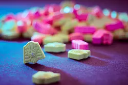 Das BKA warnt mit der Social-Media-Kampagne «#gefährlichbunt» vor synthetischen Drogen. - © -/Bundeskriminalamt /dpa