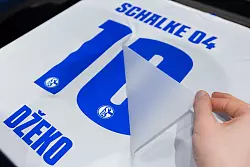 Am Tag nach seiner Verpflichtung wurden etliche Trikots mit Dzekos Namen beflockt. - &copy; Rolf Vennenbernd/dpa