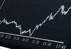Kursgewinne an den Börsen mehren Geldvermögen (Archivbild) - © Arne Dedert/dpa